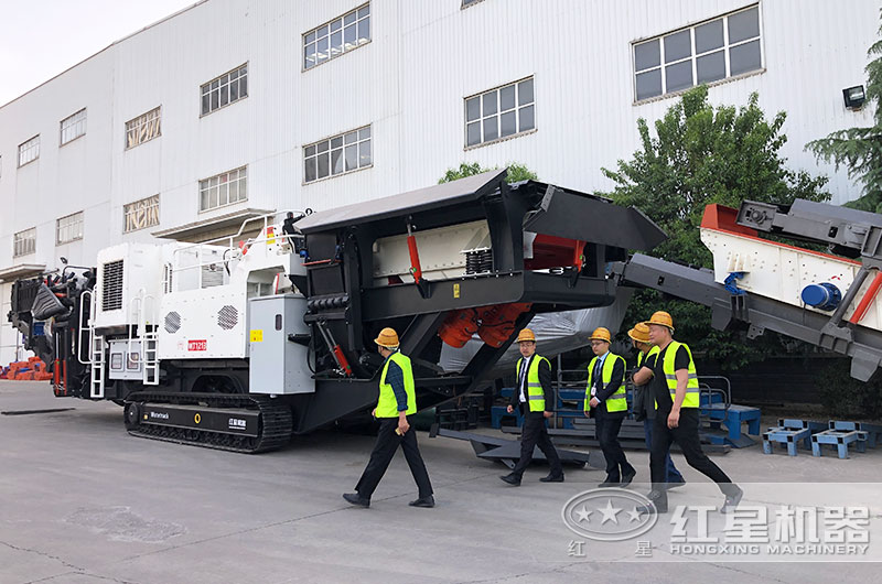 廣東清遠用戶來廠參觀移動破碎機