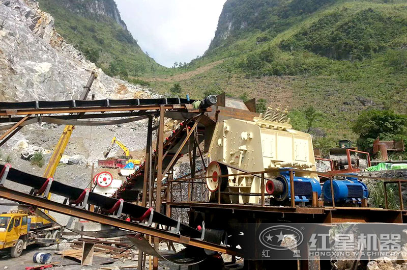 1520反擊式破碎機生產石油焦現(xiàn)場